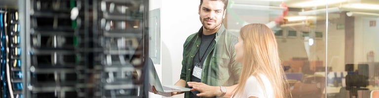 Dreher Consulting Mitarbeiter diskutieren über Cloud ERP oder On Premise ERP mit Kunden