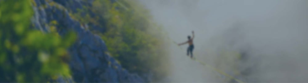 Man balanciert auf Seil Risikomanagement im ERP-Wechsel