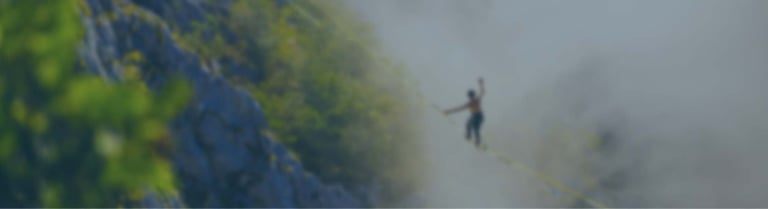 Man balanciert auf Seil Risikomanagement im ERP-Wechsel