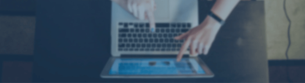 Mitarbeiter wählen eine ERP Software aus