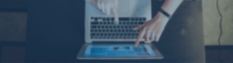 Mitarbeiter wählen eine ERP Software aus
