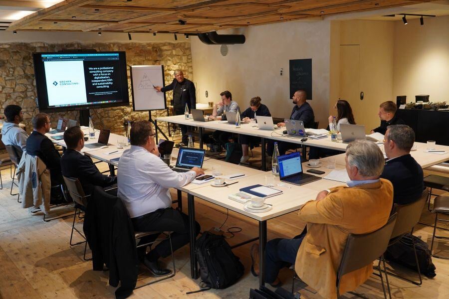 Dreher Consulting Teammitglieder im Konferenzsaal