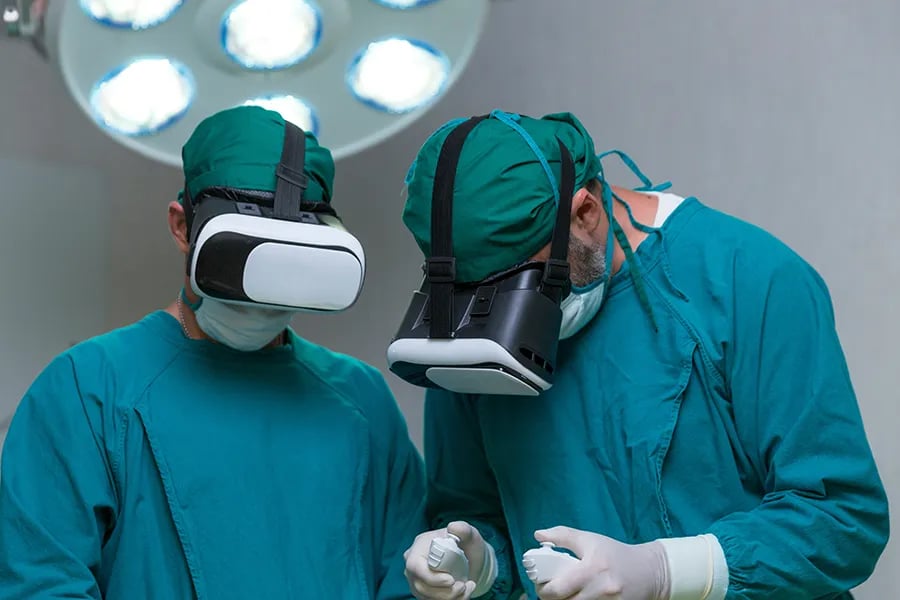Zwei Chirurgen lernen via Virtual Reality