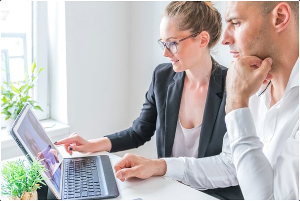 ERP Consultant shows decision-makers in the service industry the advantages of ERP systems