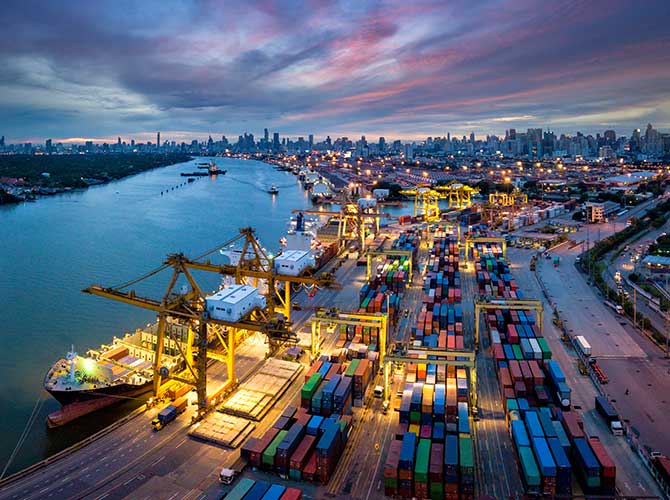 Containerschiff im Hafen